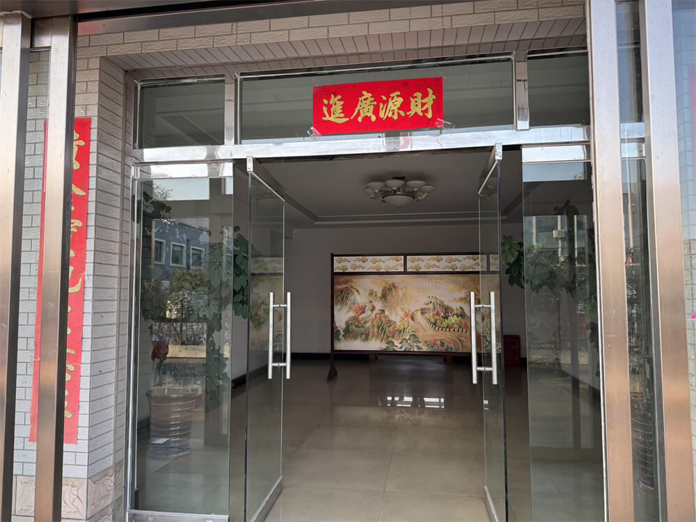辦公區(qū)大樓正門(mén)